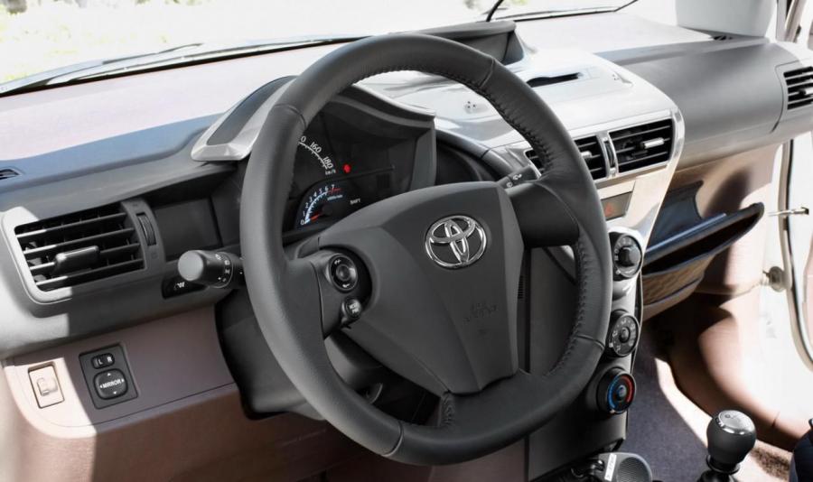  Toyota iQ Production 2012 года  (фото 3 из 10)
